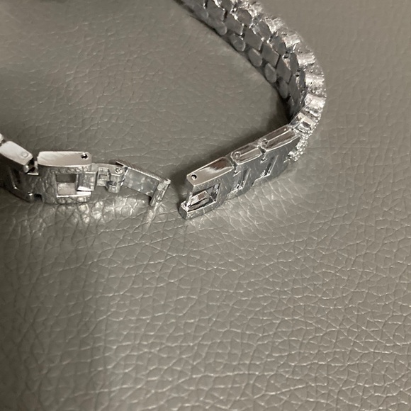 Montres Prestige X Invicta
Women's Watch, model number MPW-0236. 28MM Steel - Picture 5 of 7